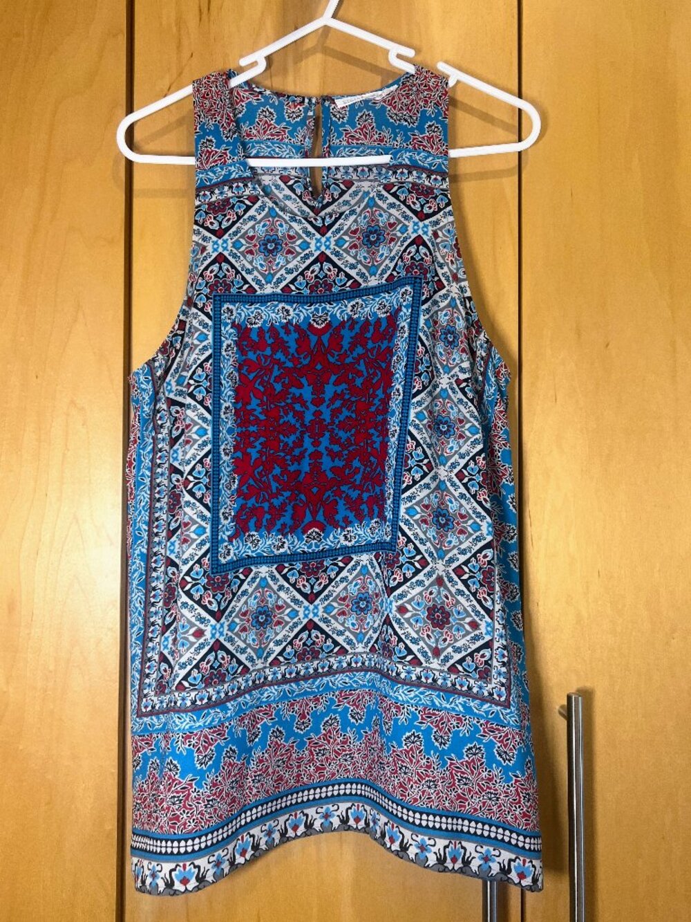 vibrant red/blue/gray sleeveless Violet and Claire top, Size L